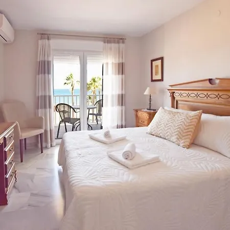 Primera Línea Con Vistas Al Mar Y Garaje Estepona