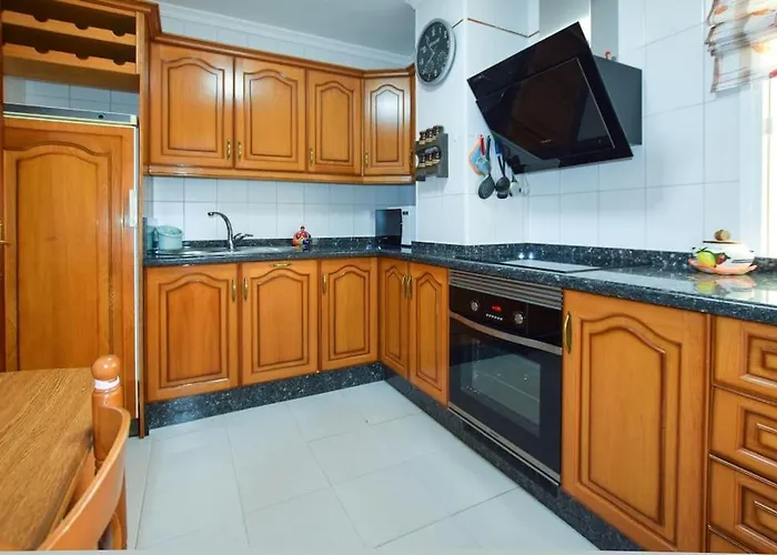 Primera Linea Con Vistas Al Mar Y Garaje Estepona